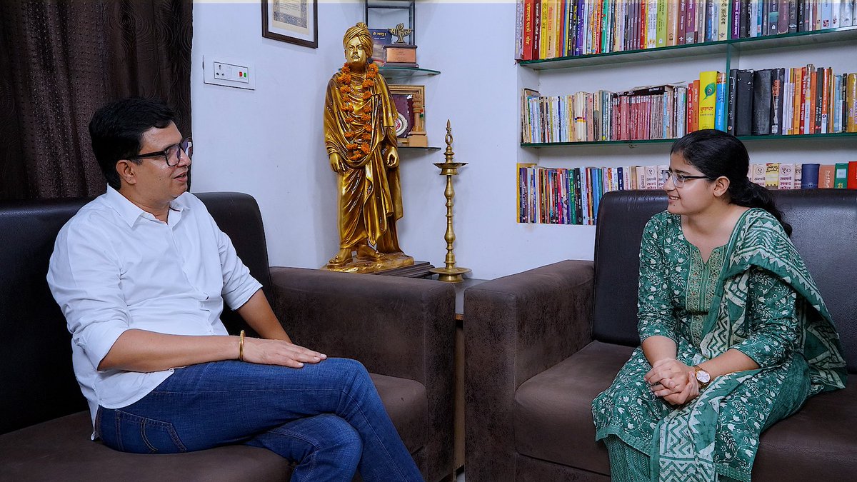 braamawat's tweet photo. 10 सरकारी नौकरियां लगने वाली मनीषा बिश्नोई की संघर्ष और सफलता की कहानी। इन्होंने IIT की तैयारी से शुरुआत की लेकिन साहस दिखाते हुए आर्ट्स में शिफ्ट होकर दस सरकारी नौकरियों में सेलेक्सन करवाया। मनीषा ने साबित किया कि हौसले बुलंद हों तो रास्ते खुद बनते हैं। 
उज्ज्वल भविष्य के लिए ढेर सारी बधाई एवं शुभकामनाएं। 
Talks with BMR पर देखिए और सुनिए मनीषा बिश्नोई की पूरी कहानी। 

#talkswithbmr #talkwithbmr #birajmohanramawat #brijmohanramawat #birajmohan
#manishabishnoi #AssistantProfessor #english #geography #RPSC2021 #SuccessStory