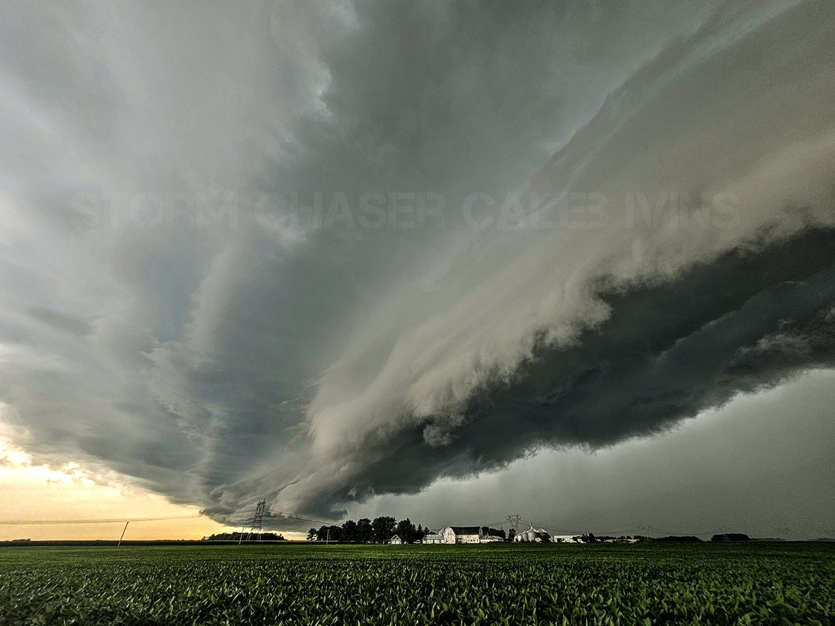 Epic shelf cloud from home base in Bluffton Indiana earlier this evening! Thankfully, winds were minimal, but the the structure was beautiful!