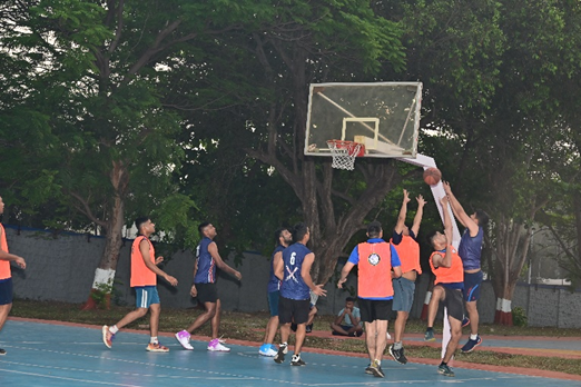 IN_EasternFleet's tweet image. #SportySaturday!
"To keep your balance, you must keep moving."
- Albert Einstein
For our sailors, it's all about balance:
Port to Sport
Ashore to Score
Fleet to Feet
Deck to Trek
Storm to Form
Rigging to jogging
Battle field to Basketball court
They embrace fitness to stay…