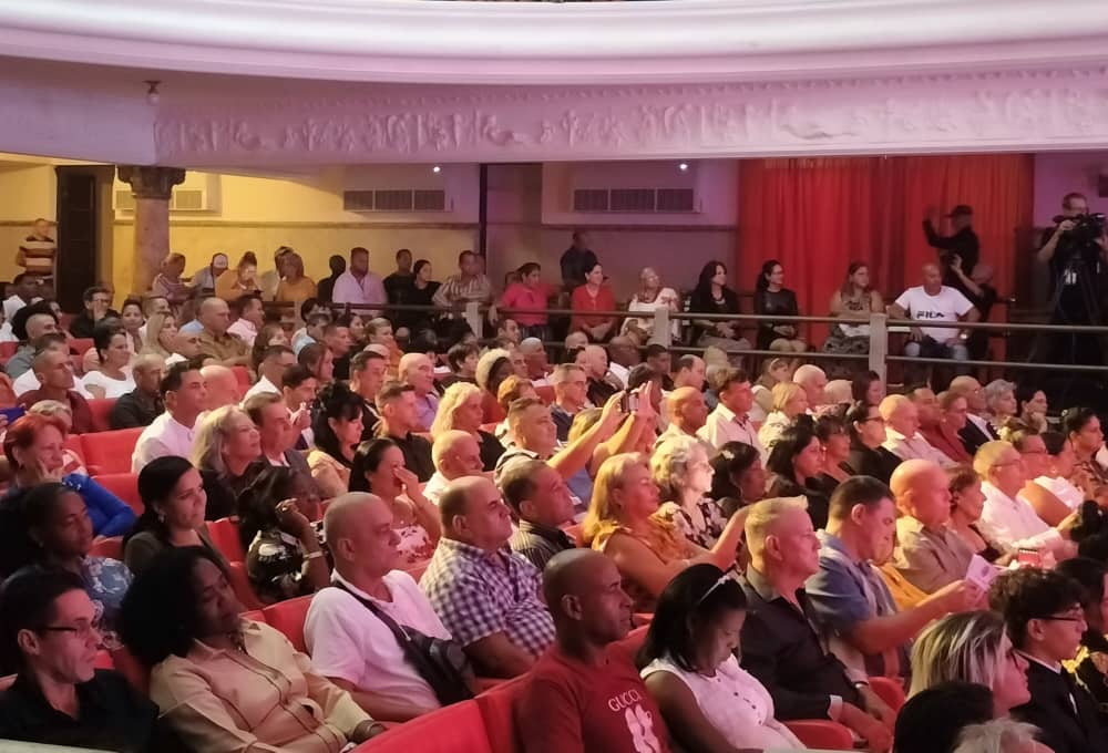 Dr. Roberto Morales Ojeda (@drrobertomojeda) on Twitter photo Junto a <a href="/DiazCanelB/">Miguel Díaz-Canel Bermúdez</a> y una representación del pueblo avileño participamos en el espectáculo cultural "Latir por un 26" que se desarrolló en el restaurado teatro Principal, otra obra que queda para los habitantes de la sede del Acto Nacional por el 26 de julio. #LaLuchaNoHaCesado Junto a <a href="/DiazCanelB/">Miguel Díaz-Canel Bermúdez</a> y una representación del pueblo avileño participamos en el espectáculo cultural "Latir por un 26" que se desarrolló en el restaurado teatro Principal, otra obra que queda para los habitantes de la sede del Acto Nacional por el 26 de julio. #LaLuchaNoHaCesado