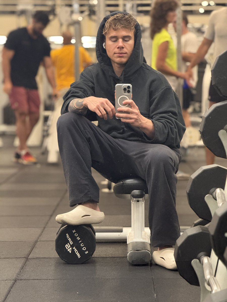 blauskiii's tweet image. yo chat sorry for lack of streams
planning some irl content + not skipping gym while i grind valo off stream
we go live tomo early PST, news, healing, gaming, & more 😼😼