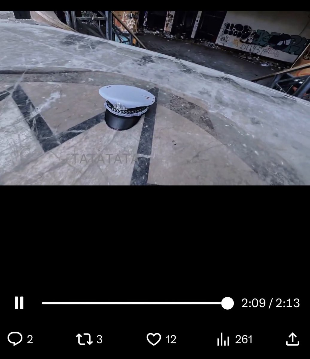 有一種說法
「帽子是軍警的生命，帽掉等同人頭掉」
但你的帽子掉了⋯⋯

帽子はガードの魂
帽子が落ちる事は首が落ちる事と同じだ
しかし、君の帽子は落ちた⋯⋯

bunny <a href="/TATATATAHK/">飛飛</a>

#日文練習
#森鼠x影片
#森鼠x廢墟內囚犯拷問時間0706