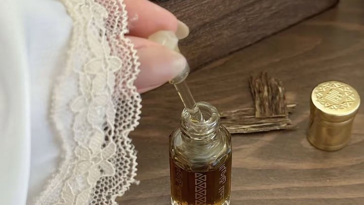 نسوق الأرض ونرمي الأحلام ونعنّ الديار 
وناخذ مكاسبنا من انياب الليالي والخطوب 

من يشبع الداب العما اللي في طرف وادي وغار 
ماهوب مهلكني وأنا مبصر واصلي له وأتوب