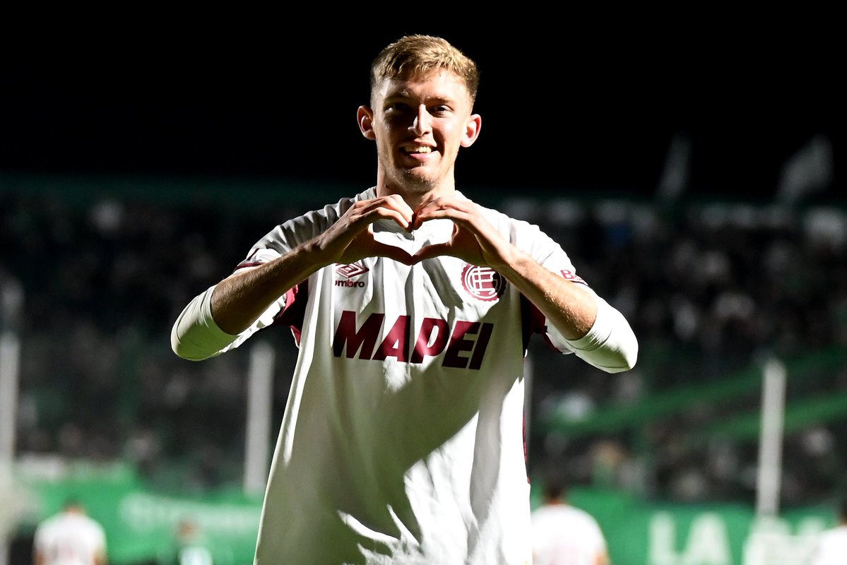 🇱🇻⚽ CASTIGOOOOOL

¿Qué les pareció el debut de titular de Rodrigo Castillo?