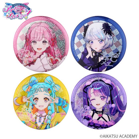 aikatsu_style's tweet image. アイカツアカデミー！配信部設立1周年記念グッズ🎉
ラインナップを紹介✨3/4

⭐️ 撮りおろしビジュアルホロ缶バッジ
（ランダム）
キラキラホロ&amp;amp;サイン入りの豪華仕様♪

▼ご予約は8月31日(日)23:59まで！
p-bandai.jp/aikatsu-design…
#デミカツ　#アイカツ