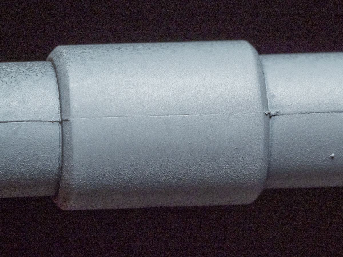 oskgaku's tweet image. 今まで瞬間接着剤をパーツの小さな穴に少量塗る際、大量に塗ってしまい、硬化後の削り作業に苦労していた。
でも、養生テープに少量出し、真鍮線で少し掬うと、簡単に少量塗布できた。
準備に時間はかかるかもしれないけど、全体の作業効率はこちらの方が高いと感じたな。…