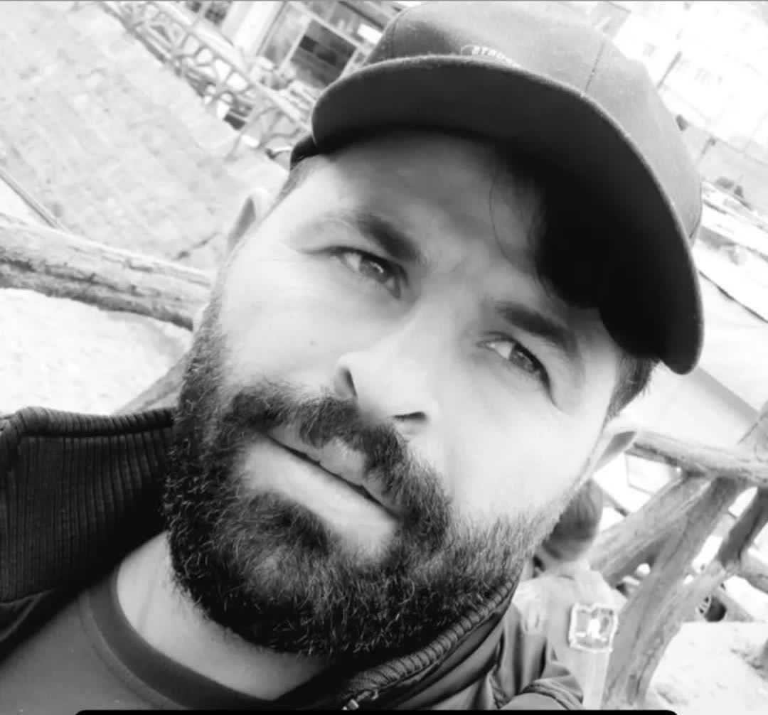azadeb3's tweet image. بازهم یک آزربایجانی قربانی تروریسم کورد گردید
«میثم کبیری» اهل روستای گردهرش از شهرستان قوشاچای حین خدمت در ساریداش از شهرهای آزربایجان غربی، در درگیری با گروهک تروریستی پژاک و برخورد مستقیم گلوله به قلبش جان خود را از دست داد