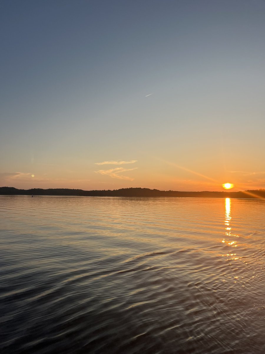 A change is as good as a rest while the freedom and flexibility afforded by the future of work mean that “leaving the office” no longer means “leaving the office”. We can work when, where and how we wish. The sunsets come for free 🌅

Vivre sans temps mort. Enjoy the weekend.