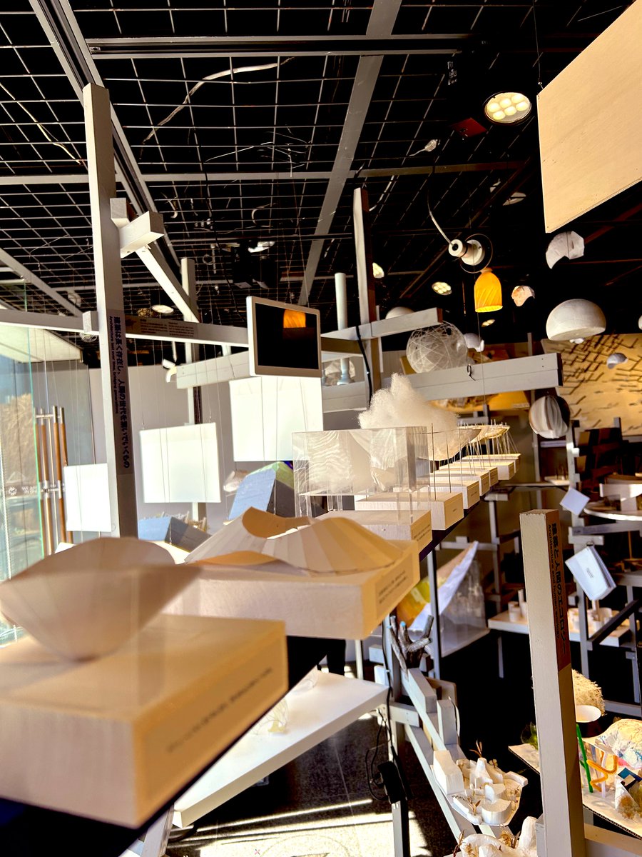 expo2025_cat's tweet image. 新しい建築の当事者たち
ギャラリー・間
モックや資料のボリュームがすごい
見終わらない💦
プロポーザルからの変遷もよくわかる
4階5つのスクリーンでは20施設のドローン映像(初見?)がとても美しく感動的で見入ってしまった
出展者による相互インタビュー「問いただし」映像も必見
#EXPO2025