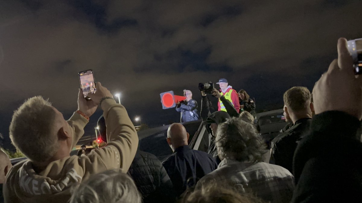 mrtimer2022's tweet image. Simon @Teslalightshows speaking to the crowd on Fri night at @theXtakeover via his megaphone… or should I say, the megacone! 😂 Bonus: @JoshWest247 valiantly reporting!
