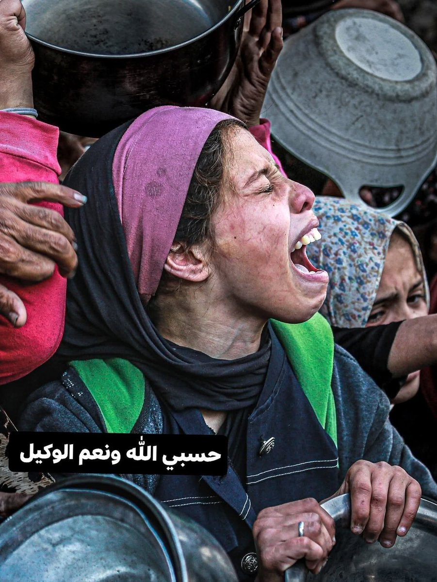 الدمعةُ في عينيها ليست ضعفًا
بل وجع أُمّةٍ أغلِقَت في وجهها الأبوب