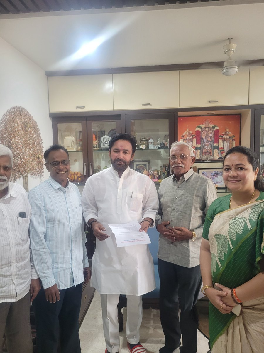 sampath6556's tweet image. DAY 206
Met Union Minister G. Kishan Reddy – Raised Urgent Need for Hyderabad Metro Phase 2 Cabinet Approval
Dear Prime Minister @narendramodi ji
@PMOIndia
A delegation from Medchal Metro Sadhana Samithi met Union Minister @kishanreddybjp today and submitted a request to…
