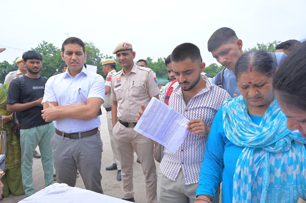 🚍✨ CET 2025: Ground-Level Inspection by Deputy Commissioner

Deputy Commissioner Shri <a href="/AjayKumarIAS13/">Ajay IAS</a>, visited the CET examination shuttle pickup points at Rajiv Chowk, Tau Devi Lal Stadium, and IMT Manesar today.

💬 During the visit, he interacted with candidates and