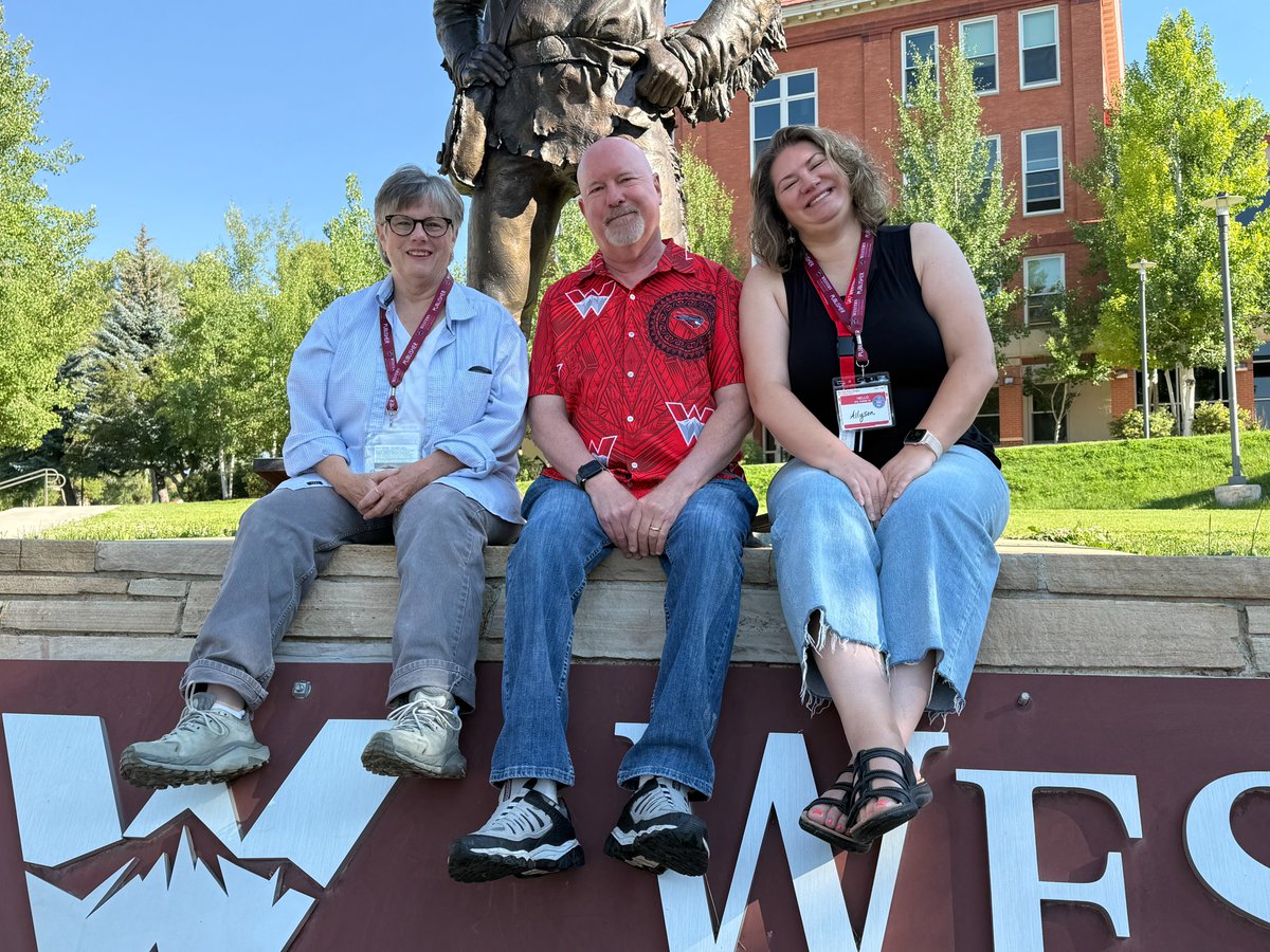 TheKJA's tweet image. Class photo! These are the graduating Publishing Jedi and the incoming Publishing Padawans from Western's Graduate Program in Creative Writing. So proud of them all! And me, with fellow instructors Allyson Longueira and Gwyneth Gibby @WesternGPCW