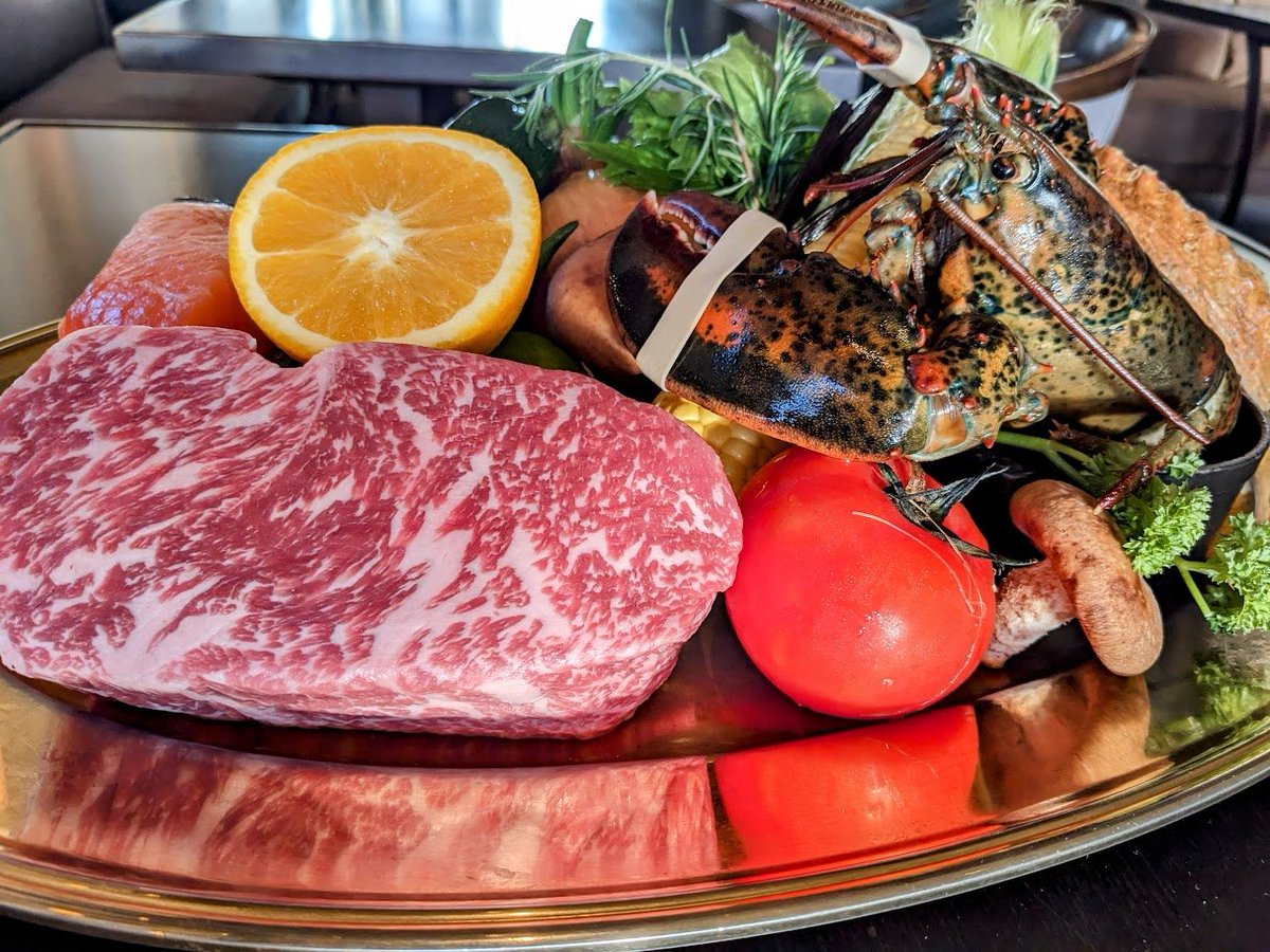 imakisyoji's tweet image. ①調理前の食材を説明していただきました。オマール海老がまだ動いています②前・前菜?のパンみたいなの③前菜:甘エビと桃のタルタル・真っ白なトマトのムース。エビがぷりぷりしておいしい。右の白いのはメレンゲみたいでフワフワしていて赤くないのになぜかトマトの味がする不思議な食感④パン各種