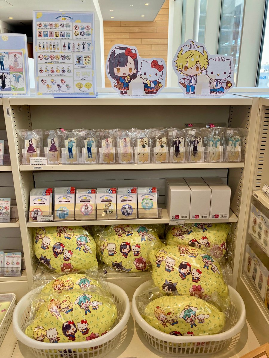 hmvbooks_hakata's tweet image. 【 #ハニーレモンソーダ】
 TVアニメ『ハニーレモンソーダ×
サンリオPOPUPストアin HMV』本日より開始🎉

ハニレモアニメ とサンリオキャラクターズの
かわいいコラボグッズが盛りだくさん！

🍋対象グッズを税込2,200円ご購入毎に
ポストカード（6種ランダム）をプレゼント🎁

 #ハニレモ
 #サンリオ