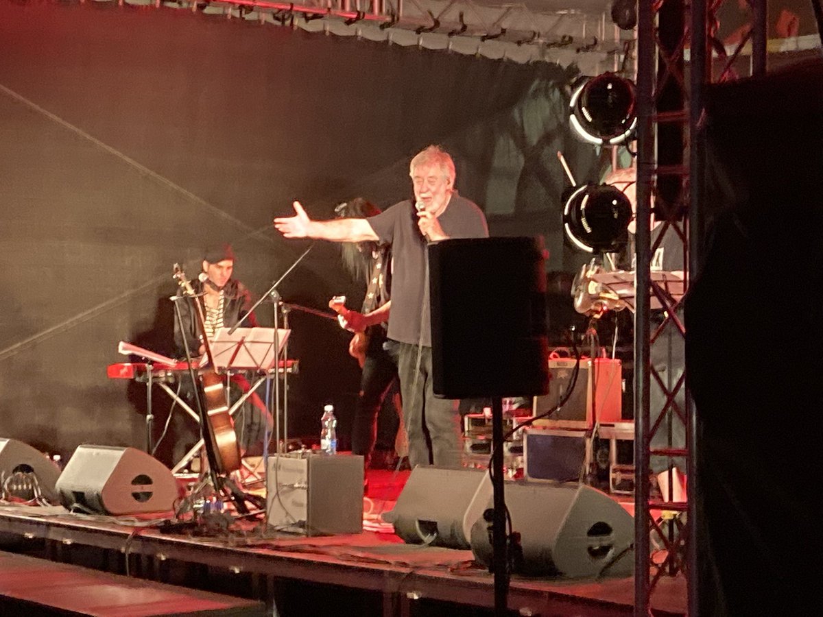 vader254's tweet image. Michal Prokop. 
Framus Five. 
Včera v Hradišťu.
Našlapáno. 
První koncert jsem si propotil v Libni 1986.
Od té doby se nic nezměnilo. 
Hudba nestárne. 
A já ožívám. 
Btw Prokopovo nové album Ostraka (2025) je hluboký emotivní zářez. 
Ze společenství kmene Planta nebo Gabriela.…