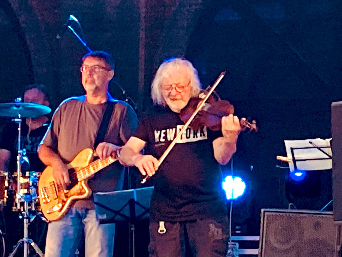 vader254's tweet image. Michal Prokop. 
Framus Five. 
Včera v Hradišťu.
Našlapáno. 
První koncert jsem si propotil v Libni 1986.
Od té doby se nic nezměnilo. 
Hudba nestárne. 
A já ožívám. 
Btw Prokopovo nové album Ostraka (2025) je hluboký emotivní zářez. 
Ze společenství kmene Planta nebo Gabriela.…