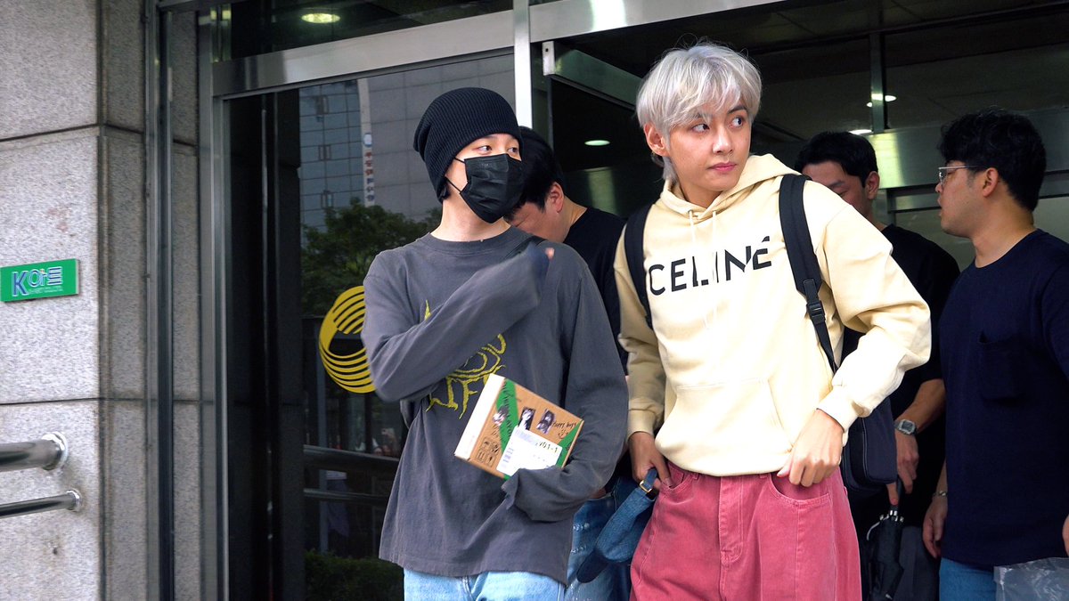 in today's world where friends are jealous of each other get yourself a friend like jimin no matter what he will never miss a chance to support his friends 🥹🩷