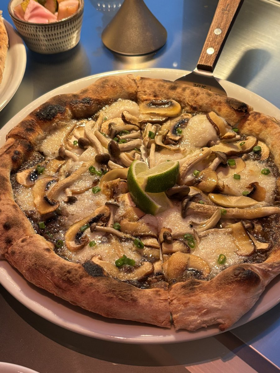 naengteol2's tweet image. 연희 위어도우 🍕
내 최애 피잣집 X、최애 비건식당 X、최애 식당 O。。。
초당옥수수 피자가 여름 한정으로 나와서 시켜봤다 +맥주랑!
옥수수랑 비트 잘어울림
같이 시킨 버섯피자는 트러플향이 미쳤다 ... 송화버섯 피자를 처음 먹고 위어도우에 반했었는데 그냥 버섯피자도 존맛
#나의비거니즘일기