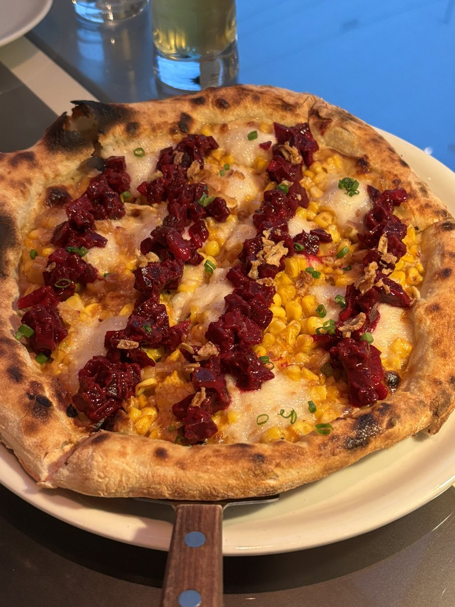 naengteol2's tweet image. 연희 위어도우 🍕
내 최애 피잣집 X、최애 비건식당 X、최애 식당 O。。。
초당옥수수 피자가 여름 한정으로 나와서 시켜봤다 +맥주랑!
옥수수랑 비트 잘어울림
같이 시킨 버섯피자는 트러플향이 미쳤다 ... 송화버섯 피자를 처음 먹고 위어도우에 반했었는데 그냥 버섯피자도 존맛
#나의비거니즘일기