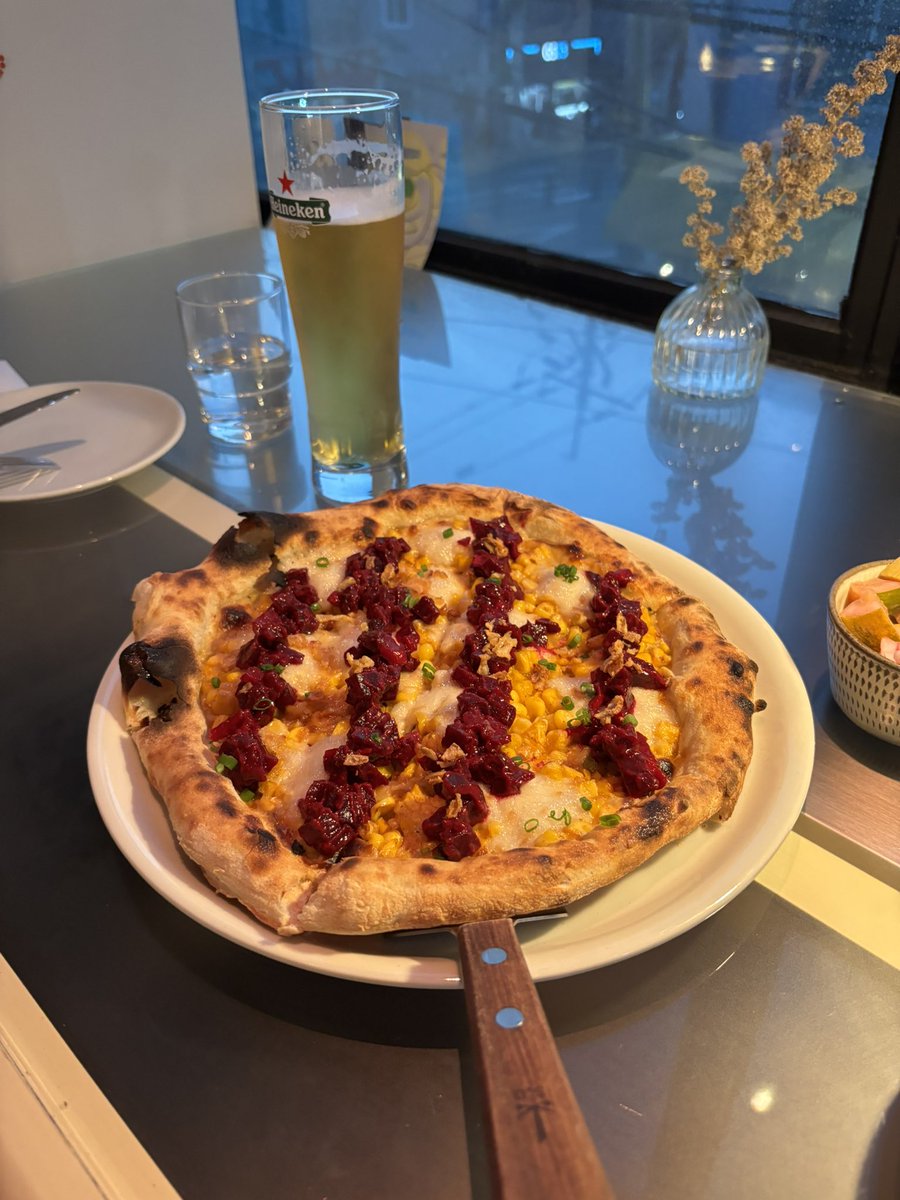 naengteol2's tweet image. 연희 위어도우 🍕
내 최애 피잣집 X、최애 비건식당 X、최애 식당 O。。。
초당옥수수 피자가 여름 한정으로 나와서 시켜봤다 +맥주랑!
옥수수랑 비트 잘어울림
같이 시킨 버섯피자는 트러플향이 미쳤다 ... 송화버섯 피자를 처음 먹고 위어도우에 반했었는데 그냥 버섯피자도 존맛
#나의비거니즘일기
