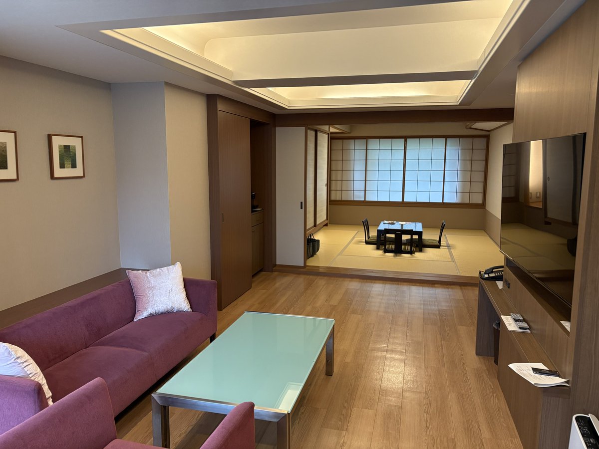 gagoze2010's tweet image. ホテルにチェックインしたんで昼寝しやす。運転疲れた🥱