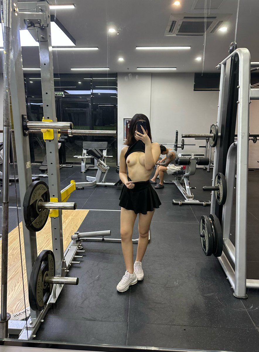 好热 能不能脱光锻炼🥵