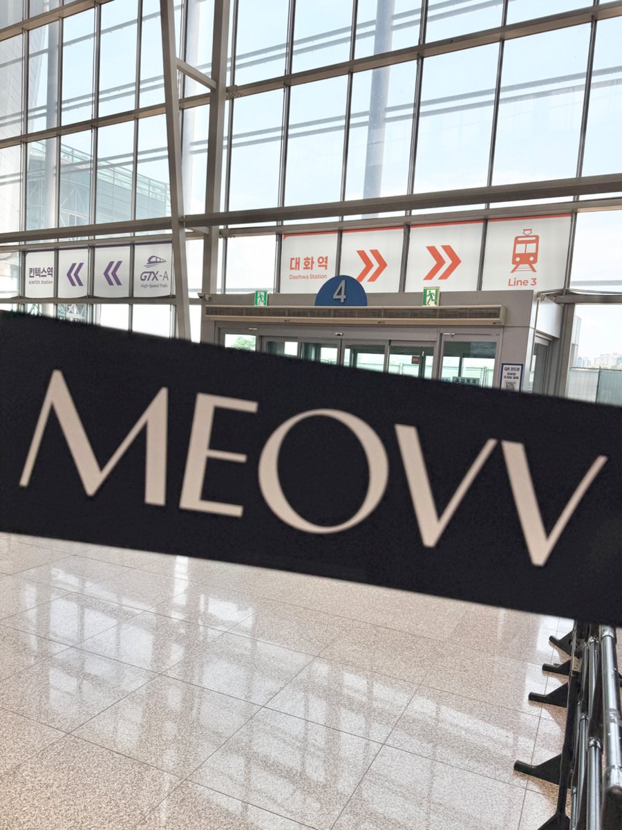 MEOVV_STAFF's tweet image. [📢] MEOVV 250726 (토) 2025 SBS 가요대전 SUMMER 인원 체크 안내

🐈‍⬛ 시간 : 4PM (KST)
🐈‍⬛ 장소 : 일산 KINTEX 제1전시장 4번 출구 앞

PAWMPAWM 여러분은 아래 사진 속 장소로 모여주시기 바랍니다. ✨

#MEOVV #미야오
#THEBLACKLABEL #더블랙레이블