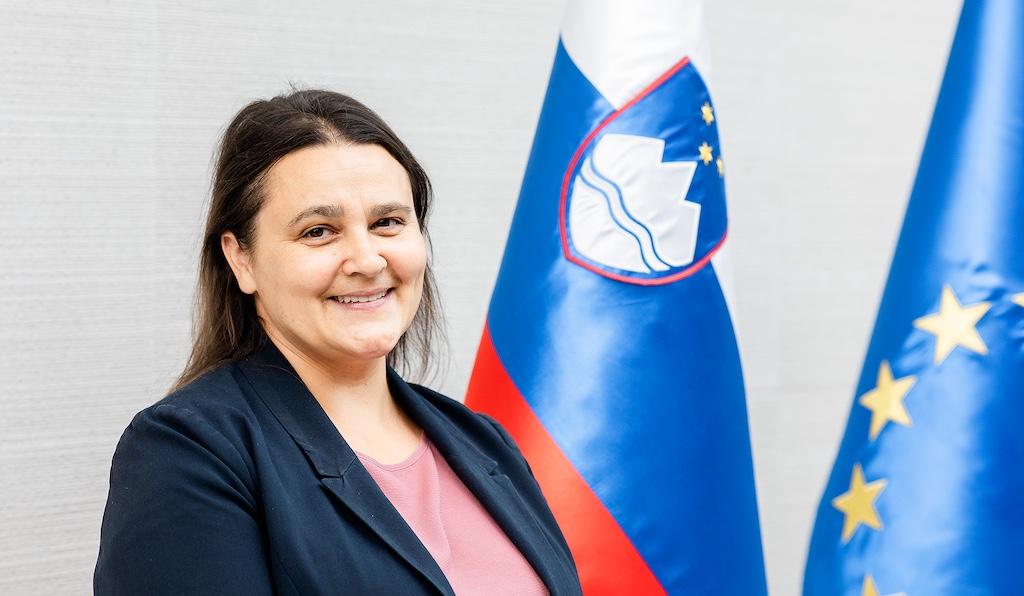 Tednik Demokracija (@demokracija1) on Twitter photo Suzana Lep Šimenko, poslanka SDS, v intervjuju za Demokracijo: »Vlada svojo nesposobnost pri upravljanju javnih financ prelaga na ljudi« demokracija.si/fokus/suzana-l… via <a href="/Demokracija1/">Tednik Demokracija</a> Suzana Lep Šimenko, poslanka SDS, v intervjuju za Demokracijo: »Vlada svojo nesposobnost pri upravljanju javnih financ prelaga na ljudi« demokracija.si/fokus/suzana-l… via <a href="/Demokracija1/">Tednik Demokracija</a>