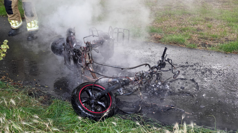 Scooter in lichterlaaie in Heerhugowaard, brandweer kan weinig redden: Op het Rivierenpad in Heerhugowaard stond zaterdagochtend vroeg een scooter flink in de fik. Toen dat werd opgemerkt, is de brandweer direct opgeroepen en vervolgens moet spoed ter… dlvr.it/TM735L