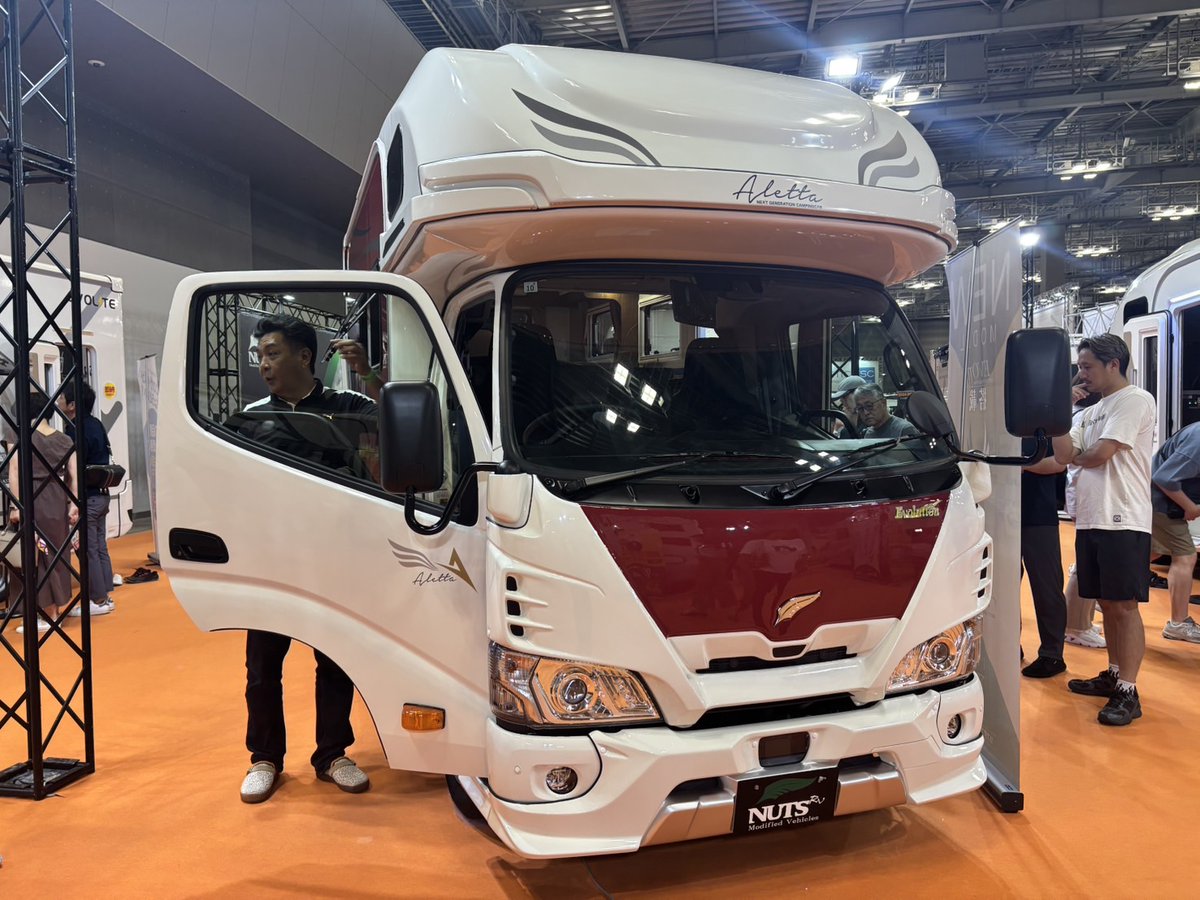 campingcar_info's tweet photo. "／  
#東京キ���ンピングカーショー2025
多種多様なキャンピングカーがお出迎え✨
 ＼    

会場には大きいものから小さいもの、変わった形のものまで
沢山のキャンピングカーがあります👀

当日券も販売中！🎫
会場でお待ちしてます😊" https://t.co/lK4sIzc9V7