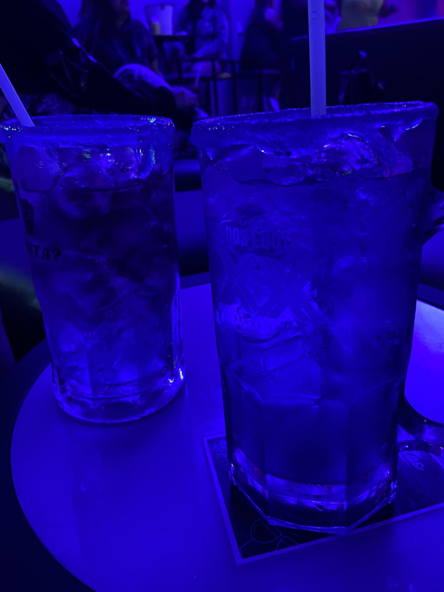 La luz es azul, pero lo que provoca… es rojo fuego.

Demian