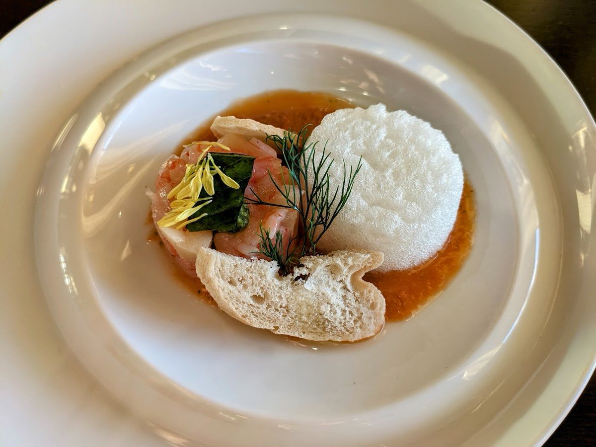 imakisyoji's tweet image. ①調理前の食材を説明していただきました。オマール海老がまだ動いています②前・前菜?のパンみたいなの③前菜:甘エビと桃のタルタル・真っ白なトマトのムース。エビがぷりぷりしておいしい。右の白いのはメレンゲみたいでフワフワしていて赤くないのになぜかトマトの味がする不思議な食感④パン各種