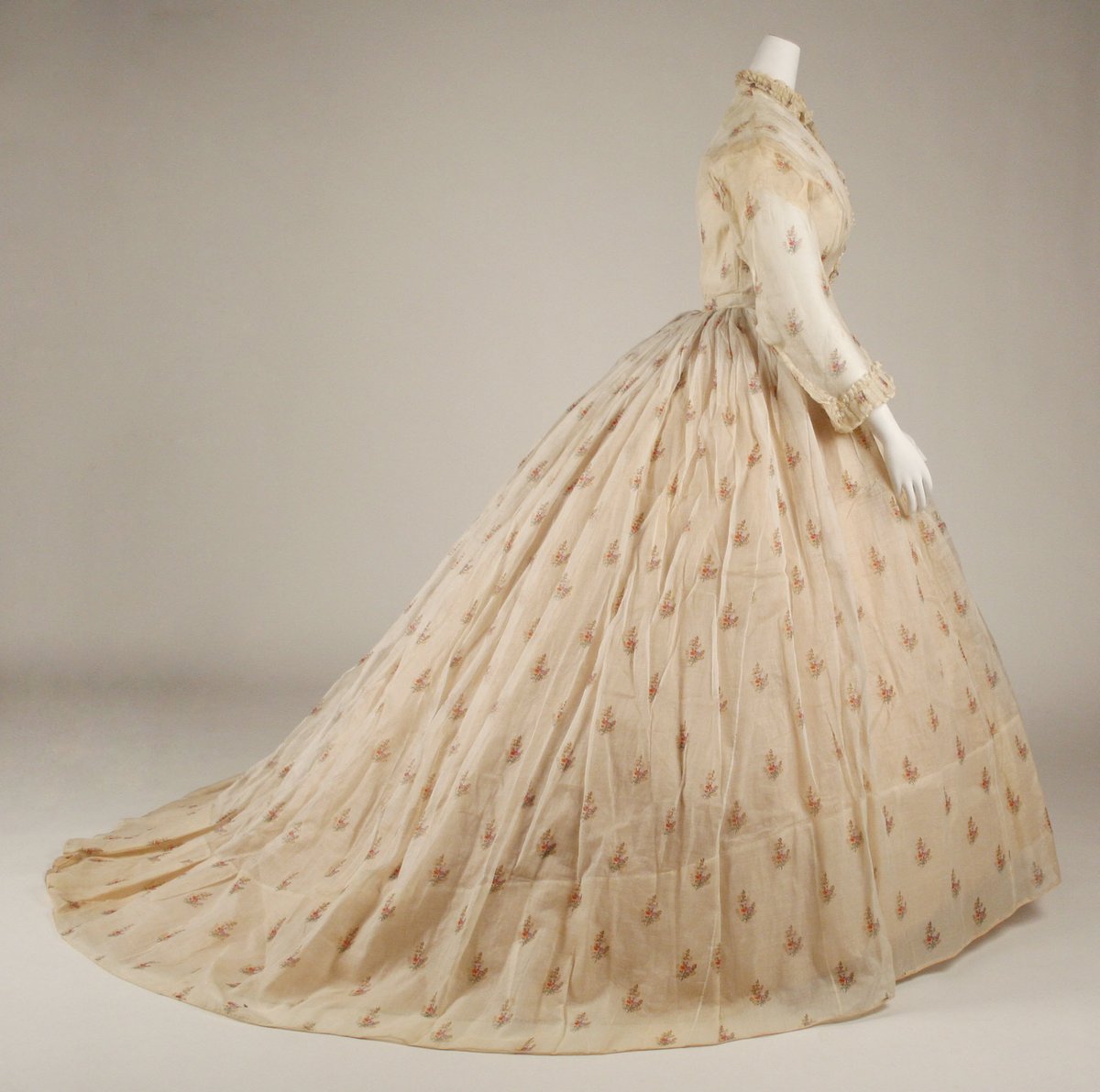 plummie9's tweet image. American
Pretty, flouncy, silk dress, c. 1865.
@metmuseum
#Fashionhistory