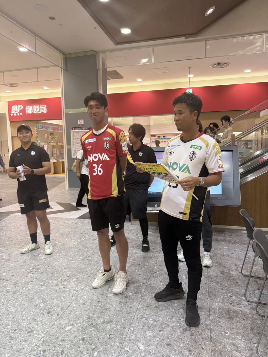 fujiech's tweet image. 今回も🚶‍♀️‍➡️参加してきた
今日は田中選手とアツ選手٩(๑&apos;ꇴ&apos;๑)۶ 
GMも参加😺
選手が積極的に声をかけてチケット🎫を配布したよ🤩
🏟️に沢山のご新規さんが来てくれるといいね✌️