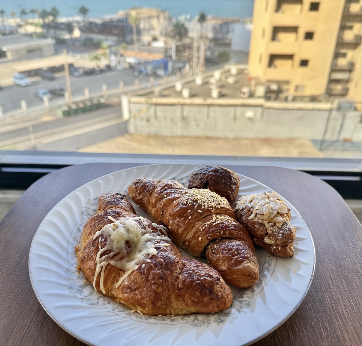 الترويقة إليوم كرواسون “Paul” زعتر، جبنه، شوكولا، والصغيره فيها لوز كتير طيبه والأهم 😋
#صباح_الخير_والسعاده