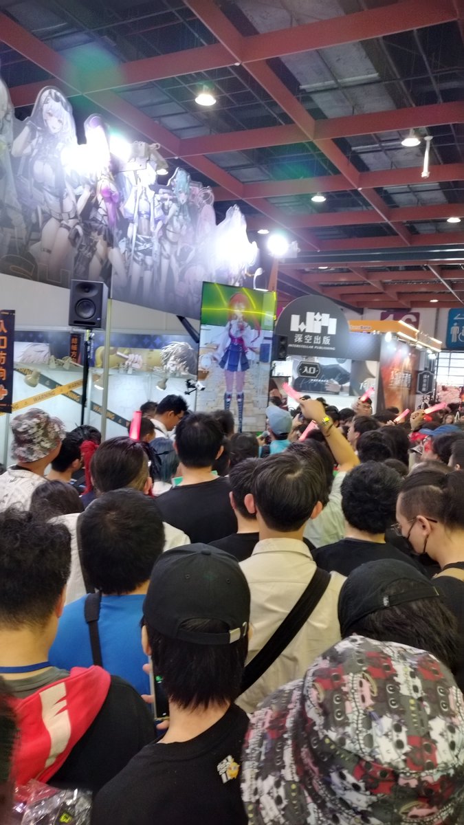 man_hun_'s tweet image. 什麼叫最遠的距離
見面會開始的時候我還在買票