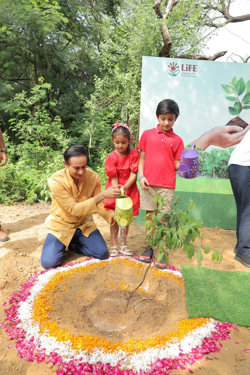 rahulkanwal's tweet image. Flame of the Forest. A tree plantation drive at Karm Vatika in the President’s Bodyguard Estate turned into a deeply personal moment. We planted a sprightly Dhak sapling in loving memory of Jasleen’s beloved mother, Kamaljit Kaur, who passed away on July 5.
Rarely does a sarkari…