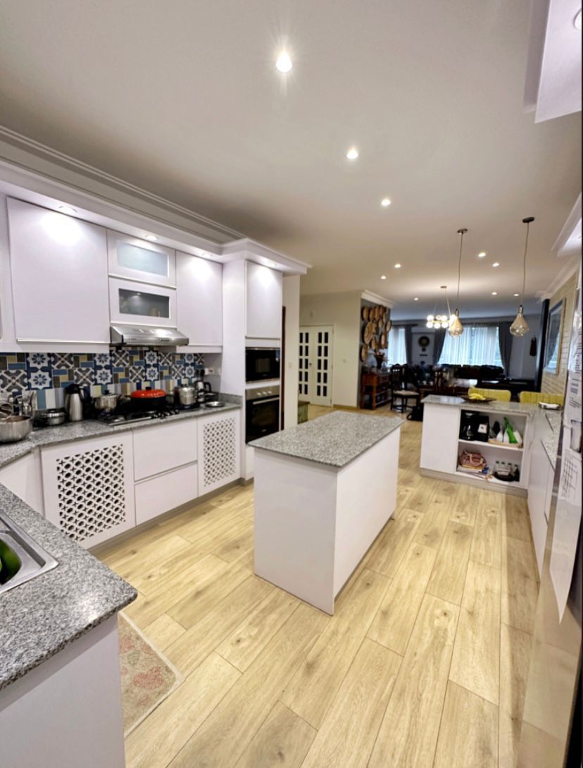 KMT_properties's tweet image. Luxurious 3 bedroom apartment for sale
Location: Kololo
Currently occupied by a long term tenant paying $2760 usd per month
Floor plan: 3 beds | 3 baths | 260SQM
Purchase Price: $349,000
Amenities: Maids room | Gym | Swimming Pool | Rooftop Terrace | High speed elevators…