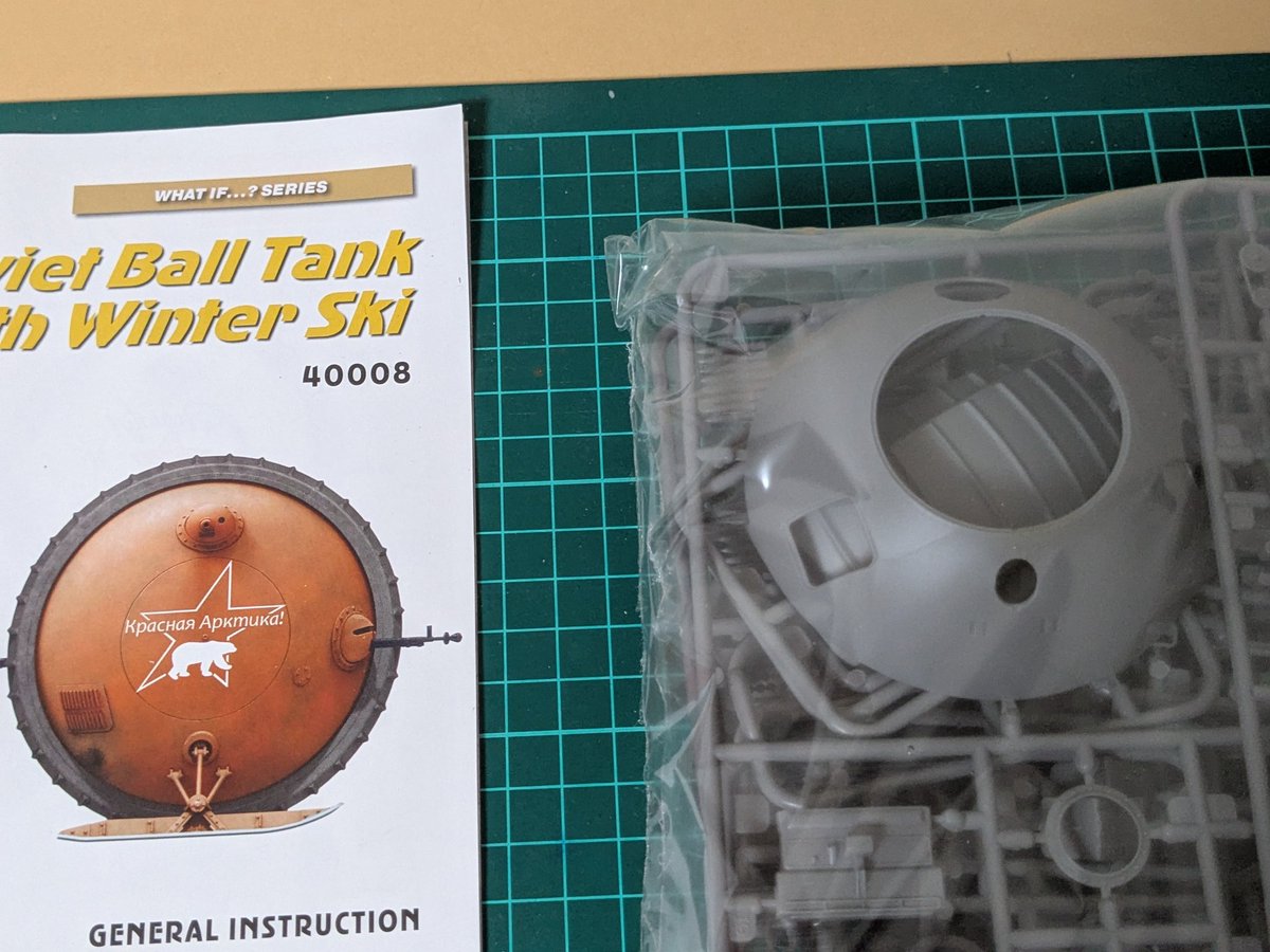 AosBjnMFQ2uA1oT's tweet image. 発注していたMiniArt社のソビエトボールタンクのスキータイプが届きました。
本体サイズは10センチぐらいです。
説明書に描かれている赤くて熊がマーキングされたのもカッコいい。