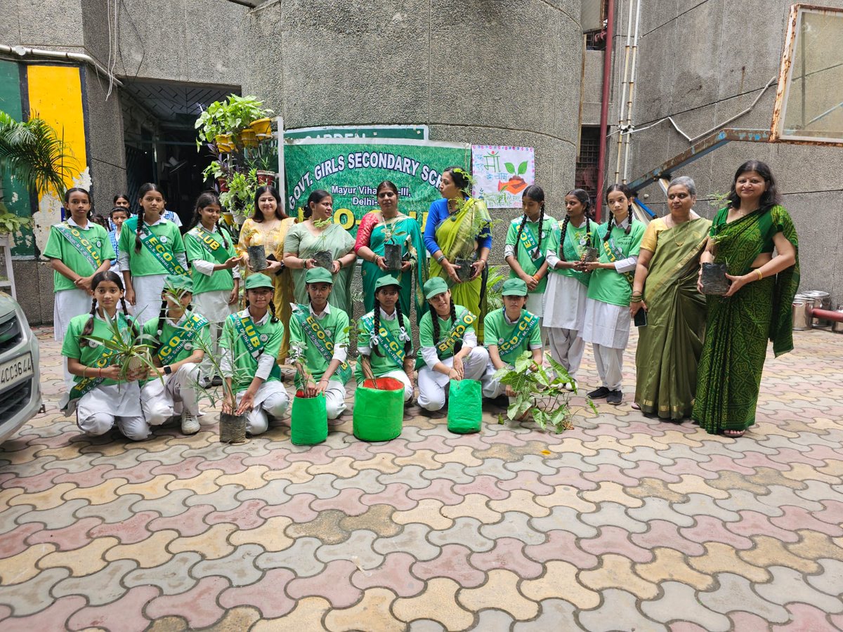 GGSS_MV3's tweet image. &quot;एक पेड़ माँ के नाम&quot; 💚
माँ जैसा संरक्षण, माँ जैसा वात्सल्य — चलिए एक पेड़ लगाएँ उस ममता की मूरत के नाम जो हमें जीवन देती है।🪴🌳
 #TreeForMother
🌱हरियाली तीज के अवसर पर विशेष वृक्षारोपण अभियान🌿🍀🌴🌳
#TreePlantationDrive
#HariyaliTeej
@Dir_Education @SCERT2021 @NaithaniGe4644