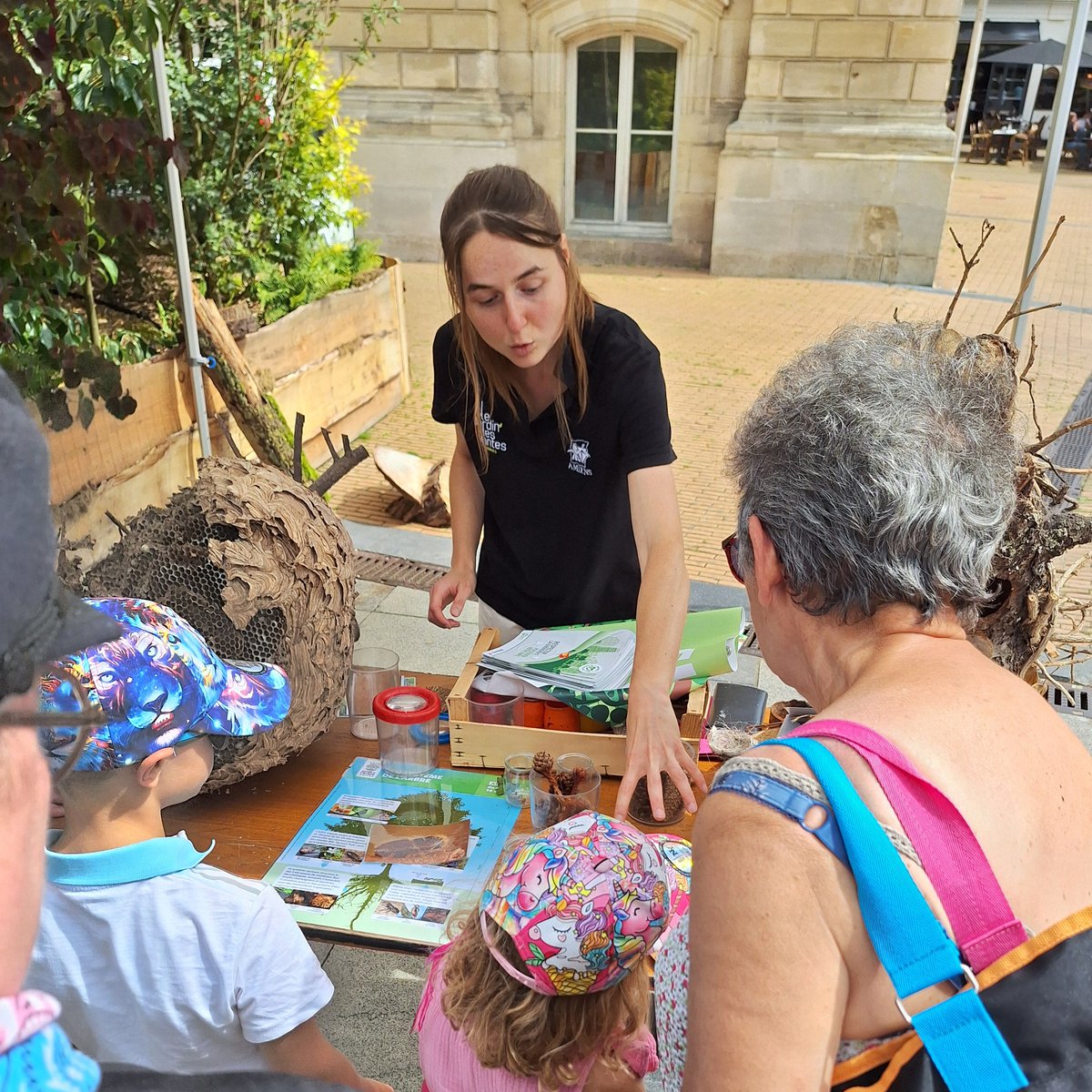 AmiensMetropole's tweet image. [#IdéeSortie 🔍🌲] #Amiens : vous êtes-vous promenés dans la forêt urbaine ❓ 
Tout l&apos;été, venez vous y prélasser, pique-niquer ou encore assister à des ateliers pédagogiques tous les mercredis de 15h à 17h (jusqu&apos;au 27 août)😍
📍 Cour de l&apos;Hôtel de ville
🆓 Gratuit