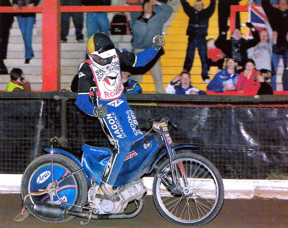bobxski's tweet image. Remembering former Robin the Late Mark Steel, born on this day 42 years ago! Gone but never forgotten!
The Late Mark Steel and his unique bike dancing celebration in front of the Robins fans Hull V Swindon 18-10-2000 📸 Unknown
#SwindonNeedsSpeedway
@SNSactiongroup