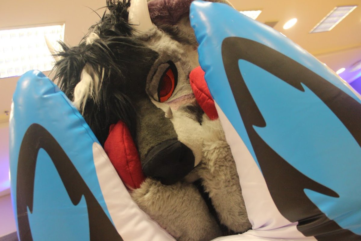 LLivael's tweet image. Happy (late) #FursuitFriday !! :D
#brasilfurfest2025
📸@/NyotaLion (telegram)