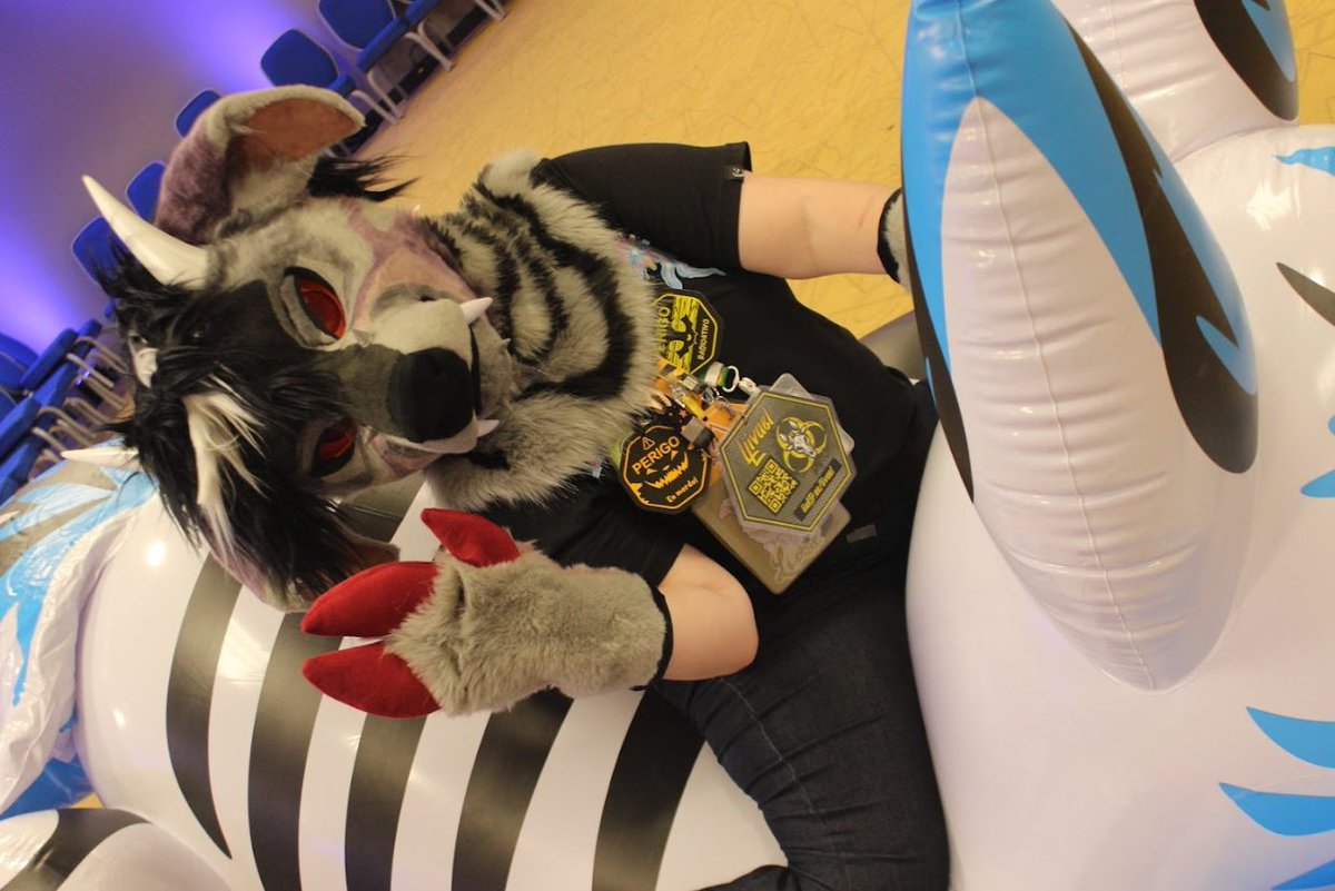LLivael's tweet image. Happy (late) #FursuitFriday !! :D
#brasilfurfest2025
📸@/NyotaLion (telegram)