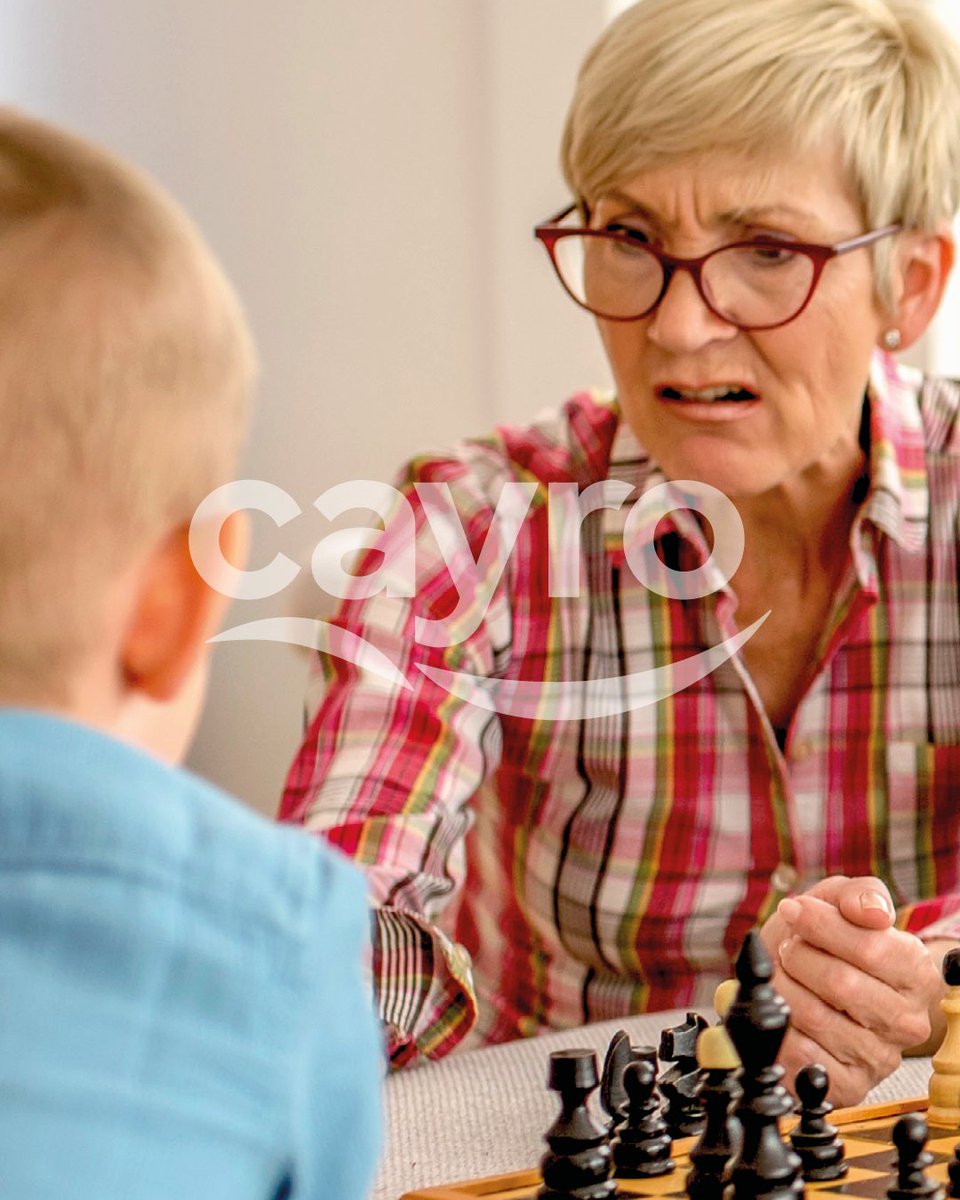 Hay cartas que valen más que un as y comodines que no están en la baraja, pero sí en nuestras vidas: los abuelos. Siempre listos para jugar, contar historias o inventar reglas. Hoy les homenajeamos con lo que más aman: tiempo en familia, risas y juegos.¡Feliz Día de los Abuelos!