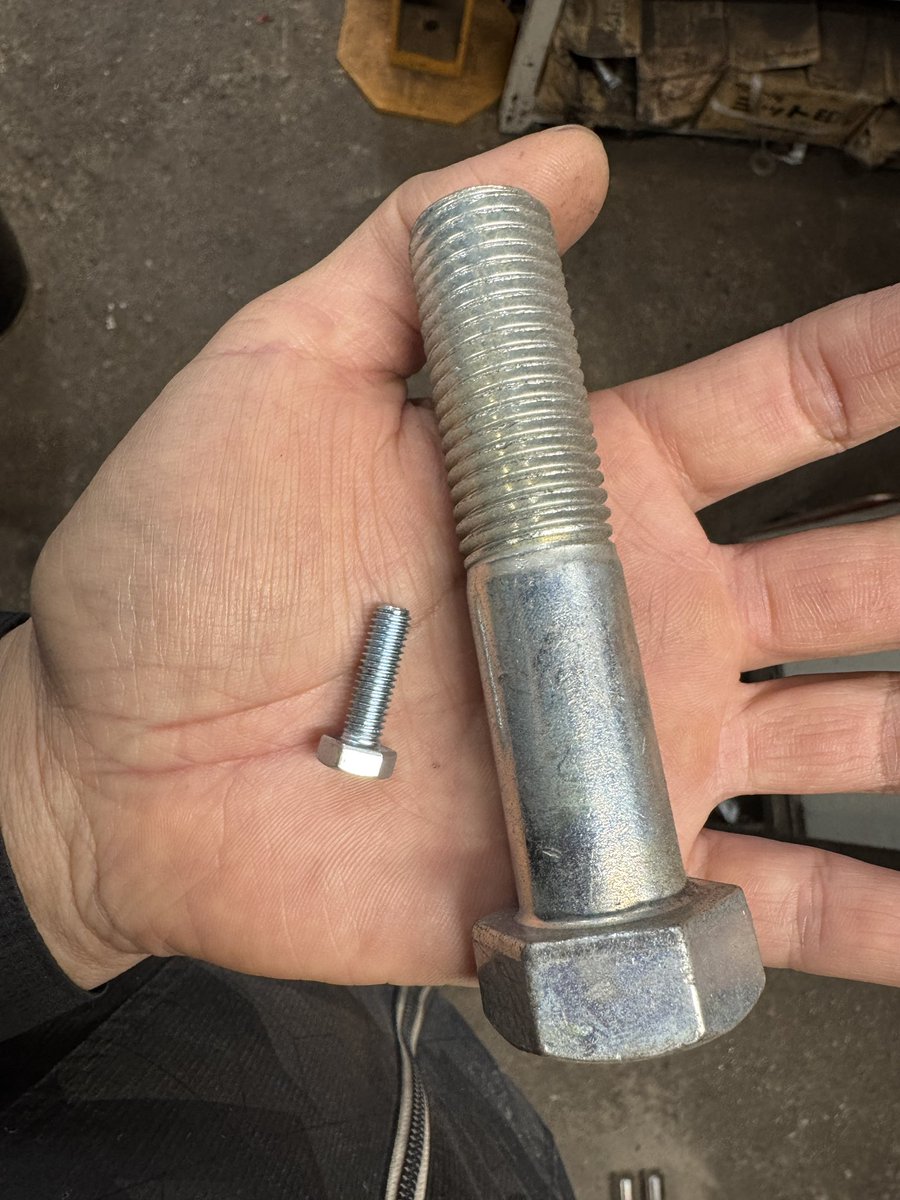 lvtp7's tweet image. 太めのボルト交換する作業。
今日はマキタのインパクト、片手では少し重いやつ使ってます。