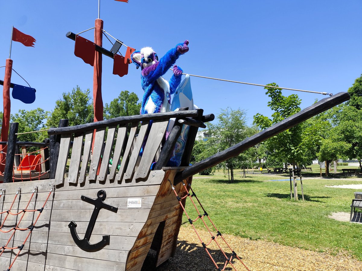 Pirat unterwegs.
Ich habe ein Piratenschiff gestohlen und seit dem bin ich unterwegs. 🏴‍☠️🦜

#furry #fursuit #furries #furrcat