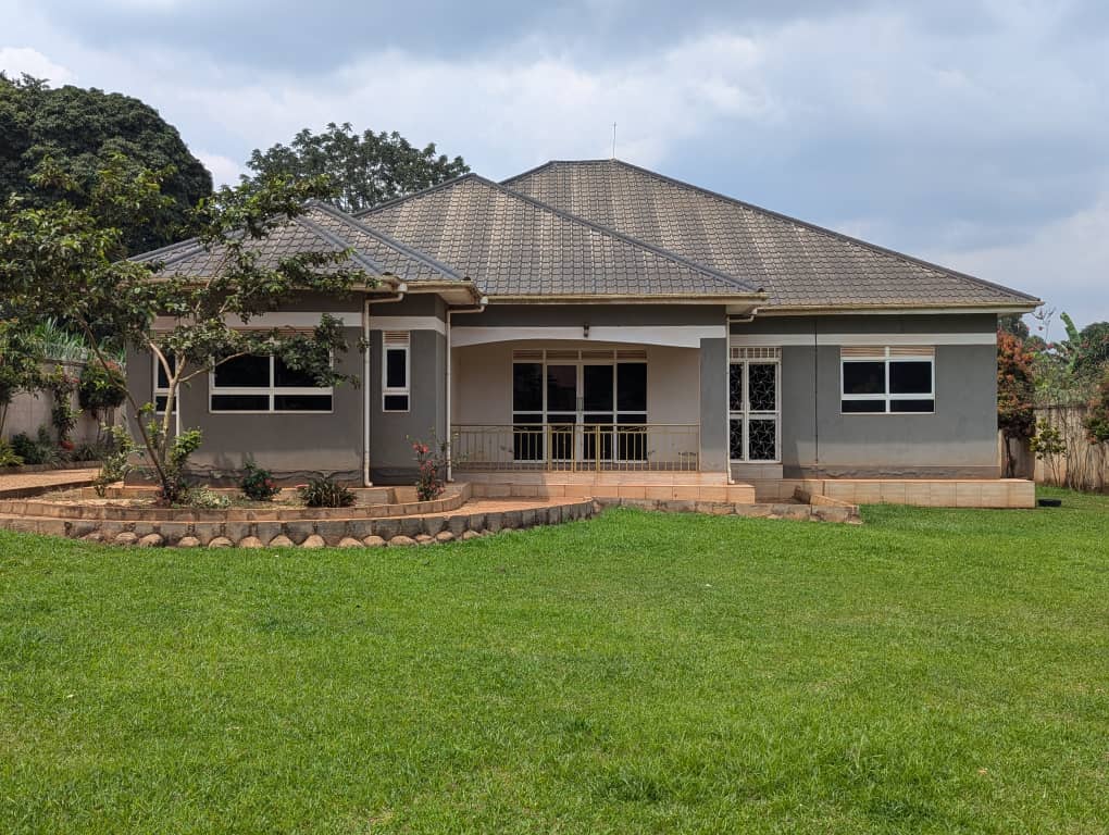 KMT_properties's tweet image. A house for sale in Wakiso Nkoowe seated on 3 acres 4 bedrooms only 3.5 kilometers off tarmac ready title at 850m negotiable
+256786396665